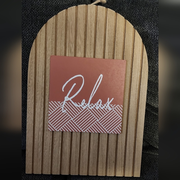 PINKISH RED WOOD HOME DECOR. 4 ITEMS. 2 PROPAGATION STANDS, 2 SIGHS - Picture 2 of 7